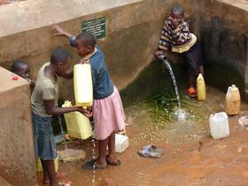 Veřejná studna ve slumu Nakulabye (Kampala, Uganda)